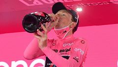 Brit Tao Geoghegan Hart slaví celkové vítzství na Giru.