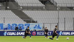 Fotbalisté Manchesteru City poklekávají ped utkáním proti Olympique Marseille.