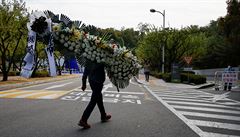 Pípravy na poheb pedsedy Samsungu.