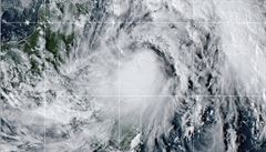 Zeta znovu zeslila na hurikn a bl se k Louisian, letos jde o ji 27. tropickou boui