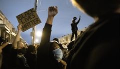 Ve Filadelfii pokračovaly protesty po zastřelení černocha policií, otec zesnulého vyzval k ukončení násilí