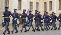 V Praze se uskutečnilo Slavnostní střídání Hradní stráže, na místě ho sledovaly desítky lidí
