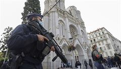 Kostelník se chystal na mši, v tom mu muž podřízl hrdlo. Svědci popisují brutální teroristický útok v Nice