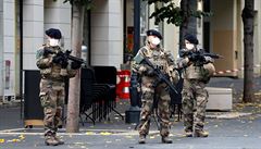 Podle Reuters policie ozbrojená automatickými zbranmi vytvoila kolem kostela...