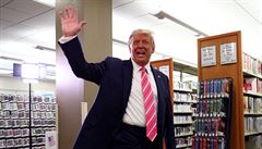 ‚Hlasoval jsem pro chlápka jménem Trump.‘ Americký prezident už na Floridě odvolil