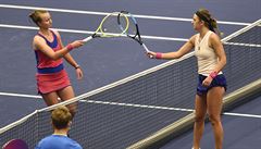 Barbora Krejíková (vlevo) nestaila v Ostrav na Viktorii Azarenkovou.