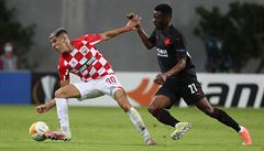Ibrahim Traoré se sna�í zastavit hrá�e Beer �evy.