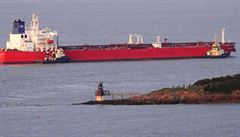 Tanker Nave Andromeda, dlouhý 228 metrů, podle agentury AP vyplul 6. října z...
