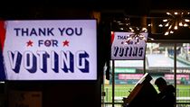Američan hlasuje v předtermínu v Nationals Park, baseballovém parku podél řeky...