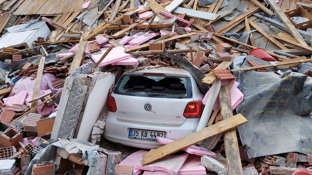 Auto zapadané troskami v Izmiru po silném zemětřesení v Egejském moři.