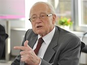 Ve vku 92 let zemel jeden ze zakladatel eské kvantové chemie Rudolf...