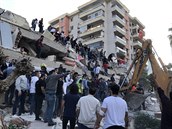 Záchranné práce v tureckém Izmiru po zemtesení plném proudu.