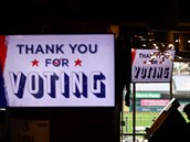 Amerian hlasuje v pedtermínu v Nationals Park, baseballovém parku podél eky...