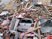 Auto zapadané troskami v Izmiru po silném zemtesení v Egejském moi.