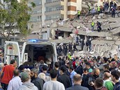 Po pátečním zemětřesení má Turecko přes 70 obětí, Řecko dvě. Sedmdesátiletý muž přežil pod troskami 34 hodin