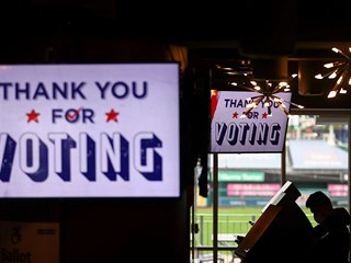 Amerian hlasuje v pedtermnu v Nationals Park, baseballovm parku podl eky...