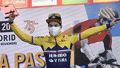 Primož Roglič slaví vítězství na jedné z etap Vuelty.