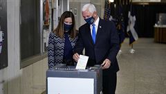 Viceprezident Trumpovy administrativy Mike Pence se svou �enou Karen, vhazují...