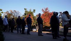 Lidé �ekají ve front�, aby mohli osobn� p�ed�asn� odvolit.