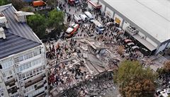 VIDEO: Tureck İzmir zashlo ob zemtesen, pot se zvedla hladina moe. Minimln 600 lid zranno, 14 mrtvch