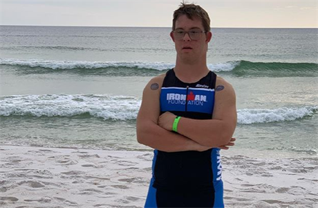 Jednadvacetiletý Amerian Chris Nikic jako první lovk s Downovým syndromem...