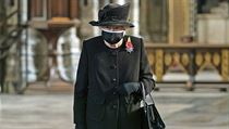 Britská královna Alžběta II. při krátké soukromé bohoslužbě ve Westminsterském...