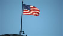 Americká vlajka na budově pojmenované po někdejším prezidentu Eisenhowerovi....