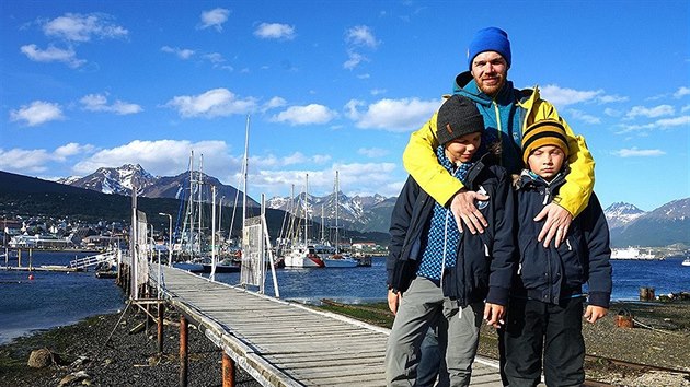 Výtvarník David Böhm a jeho dva synové v průběhu cesty do Antarktidy.