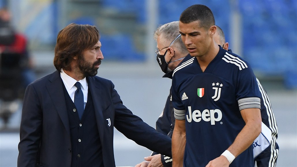 Zraněný Cristiano Ronaldo debatuje s trenérem Juventusu Andreou Pirlem.