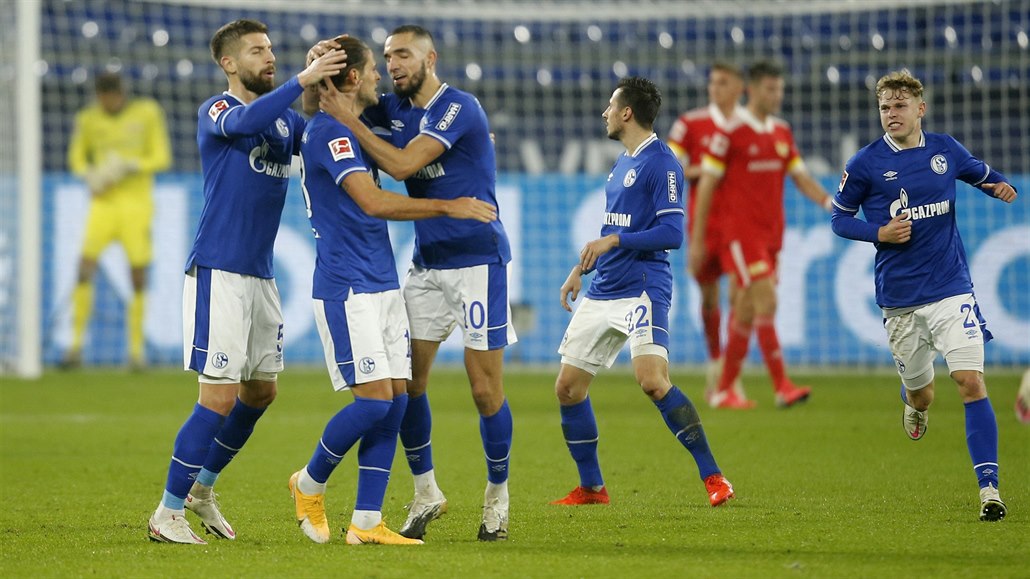 Fotbalisté Schalke slaví branku.