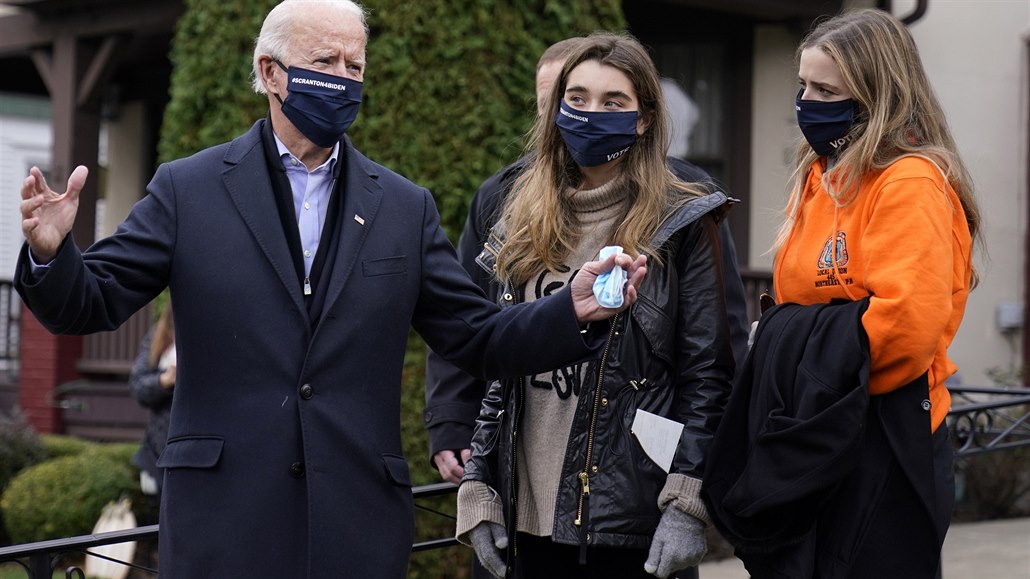 Joe Biden stojí vedle své vnučky Natalie