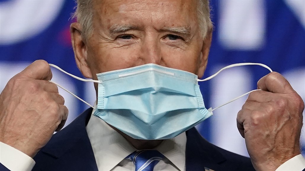 Joe Biden si nasazuje rouku ped proslovem ve Wilmingtonu.