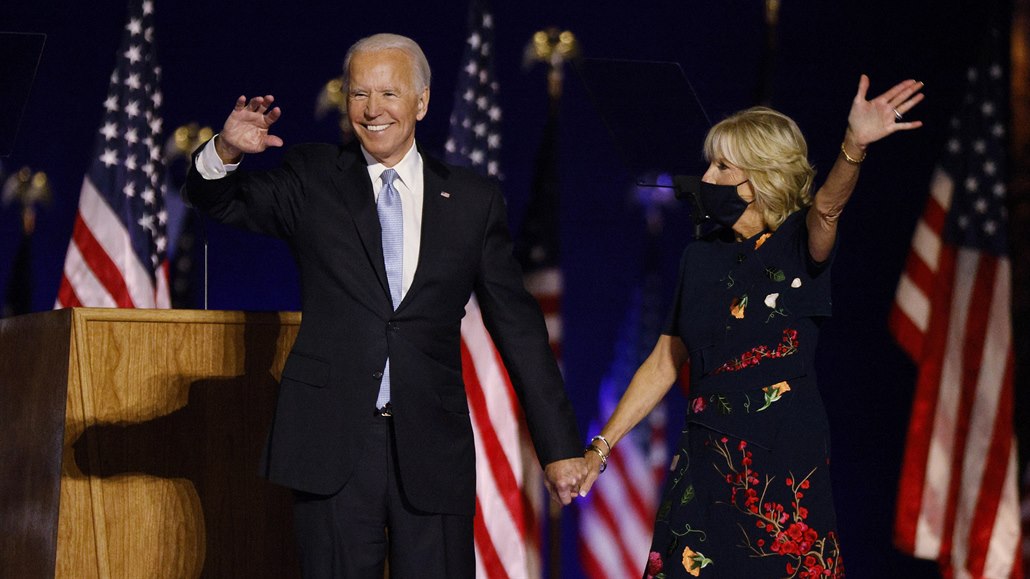 Joe Biden a jeho žena Jill po vítězném projevu.