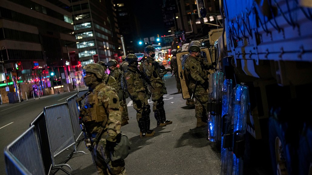 Národní garda chrání kongresové centrum ve Filadelfii poté, co policie dostala...