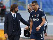 Zranný Cristiano Ronaldo debatuje s trenérem Juventusu Andreou Pirlem.