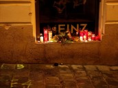 Svíky na míst, kde probhl teroristický útok