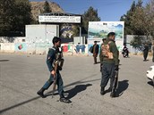 Afghántí policisté v pondlí zasahovali v areálu kábulské univerzity, odkud...