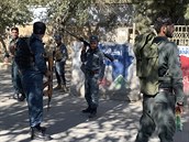 Afghántí policisté v pondlí zasahovali v areálu kábulské univerzity, odkud...