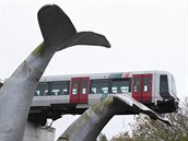 Vz metra se u Rotterdamu zastavil a o velrybí ploutev