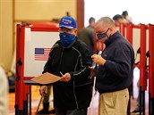 Nevidomý voli se pipravuje na vhození lístku do volební urny v USA.