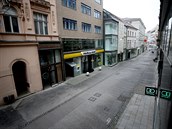 Netradiní pohled na prázdnou ulici eskou v centru Brna. Koronavirus a...