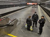 Policisté kontrolují enu v liduprázdné stanici metra Muzeum v Praze 28. íjna...
