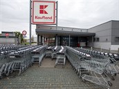 Nákupní vozíky ped uzaveným supermarketem na praském Bohdalci na snímku...