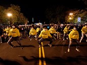 Skupina Spoítejte hlasy tancuje v ulicích Washingtonu D.C.