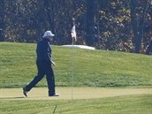 Americký prezident Donald Trump hraje golf na svém hiti Trump National Golf...