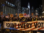 Po prezidentských volbách v USA vyli lidé do ulic Chicaga.