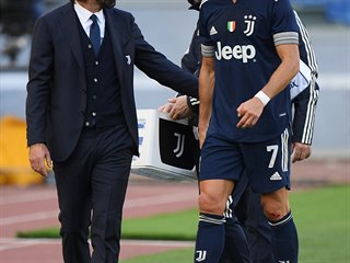 Zrann Cristiano Ronaldo debatuje s trenrem Juventusu Andreou Pirlem.