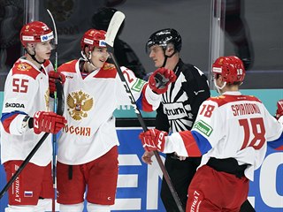 Hokejist Ruska slav branku.