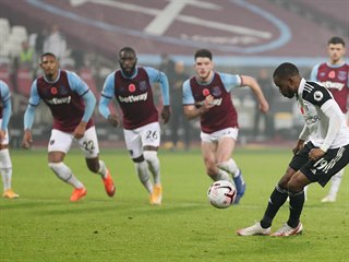 Ademola Lookman se rozebh k pokutovmu kopu.