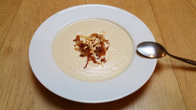 Květáková polévka s cibulkou a mandlemi